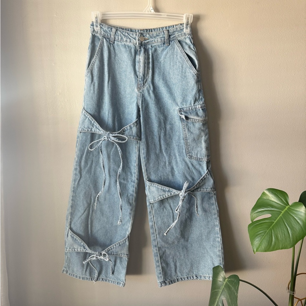 Cider Medium Wash Cargo Jeans w/ Bow Detail | Size Small | NWOT